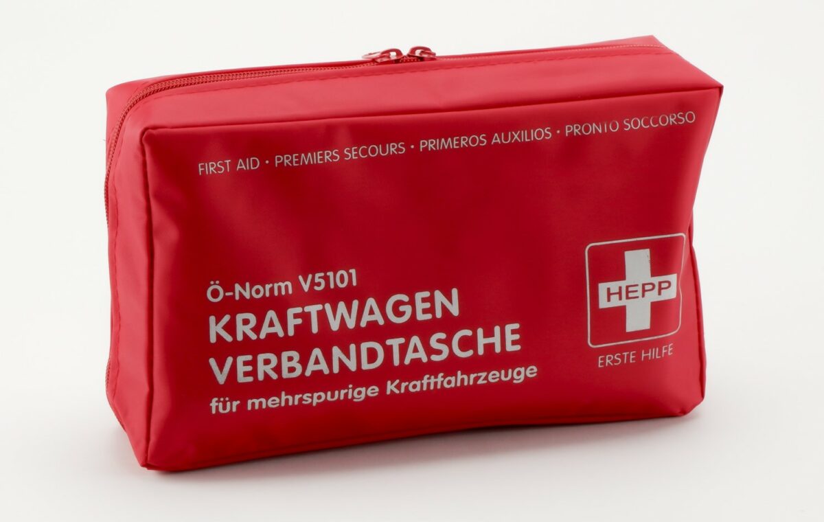 First aid bag for cars according to ÖNorm V 5101 in red or black - Image 2